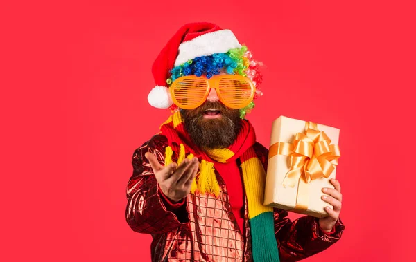 里面是什么戴眼镜的成熟男人红色背景 圣诞派对时间准备好迎接圣诞礼物和礼物了 头戴礼帽 留着胡子的圣塔爪 庆祝派对 新年购物折扣 — 图库照片