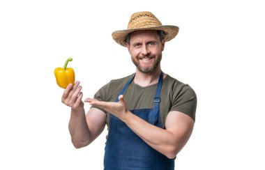 Önlüklü, şapkalı, biberli, beyaz tenli bir adam..