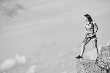 Cesur kadın yüksek dağlarda tek başına mavi gökyüzü arka planında duruyor. Depresyon kavramı. Asker kız. Askeri kadın. Gözlem noktası. Cesur kız tehlikeli uçurum. İntihara meyilli. Cesur ve korkusuz..