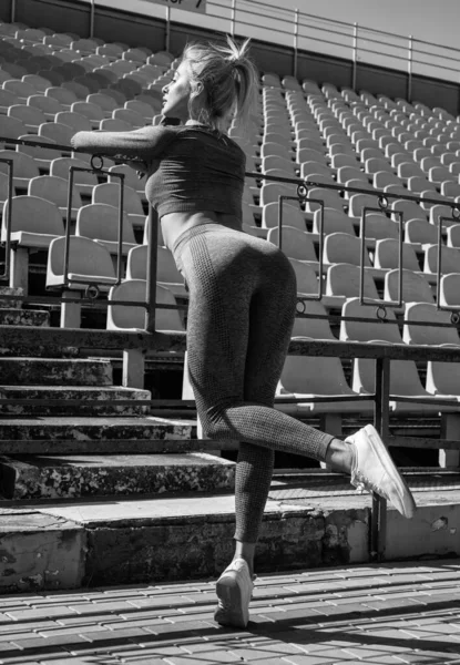 Athletic Woman Sexy Ass Fitness Wear Posing Stadium Fitness — Φωτογραφία Αρχείου