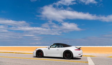 Palm Beach, Florida ABD - 21 Mart 2021: Palm Beach yolundaki Porsche lüks araba.