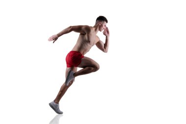 Sporcu atlet beyaz arka planda izole edilmiş. spor konsepti. Stüdyoda koşan ve antrenman yapan bir sporcu. Koşu sporcusu. koşu spor maratonu.