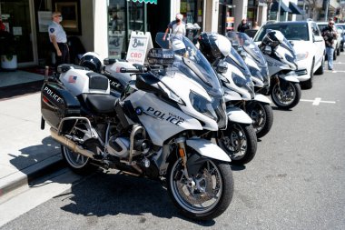 Long Beach, Kaliforniya ABD - 31 Mart 2021: Park halindeki polis BMW R 1250 RT motosikletleri.