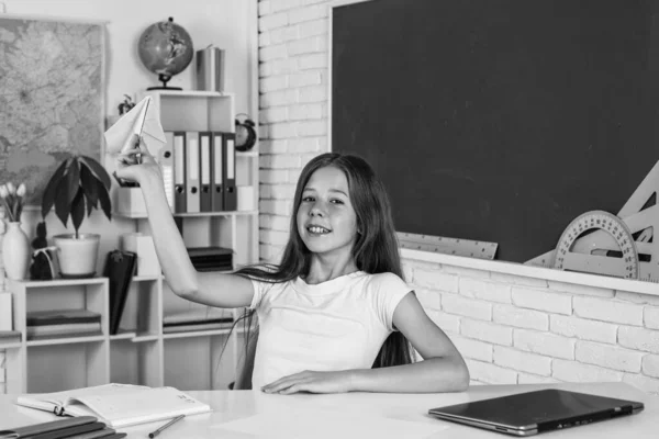 Sorrindo Adolescente Menina Jogar Com Avião Papel Sala Aula Escola — Fotografia de Stock