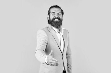 Erkek tokalaşmak için elini paylaşır. Hipster mavi ceket giyer. Berber dükkanı konsepti. Sakallı, zeki bir iş adamı. Klasik tarzda sakallı adam. Çekici gelin damat. resmi etkinlikteki adam.