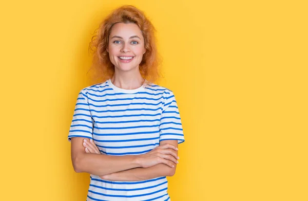 Gelukkig Roodharige Meisje Portret Geïsoleerd Gele Achtergrond Met Kopieerruimte Portret — Stockfoto