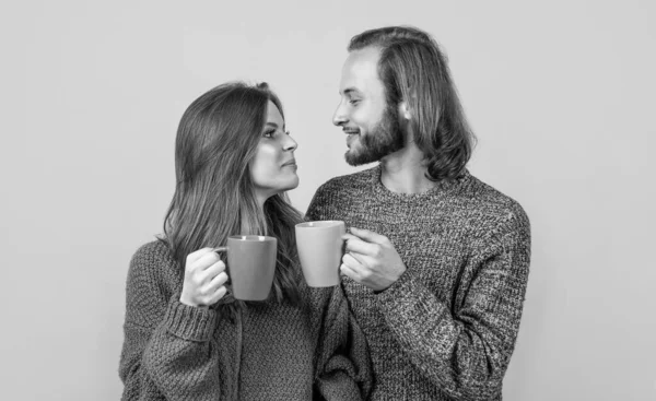 恋爱中的幸福夫妻 在冬天喝热饮 穿针织衣服 吃早餐 — 图库照片