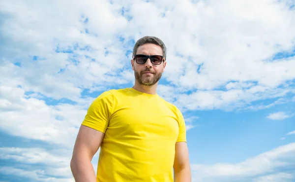 Muž Žluté Košili Sluneční Brýle Venku Obloze Pozadí Letní Styl — Stock fotografie