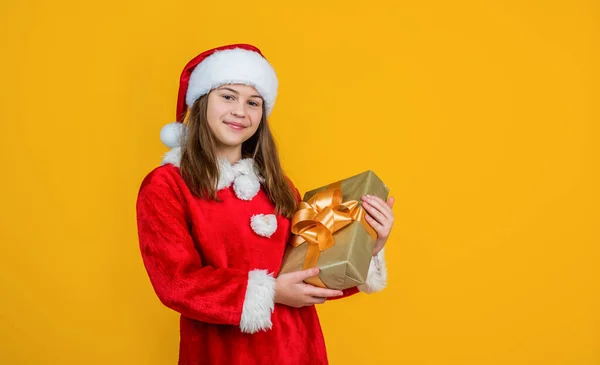 寒假销售 庆祝寒假 圣诞节购物时间 少女感到幸福 销售礼物和礼品 圣塔克洛斯快乐的孩子 笑容满面 头戴红帽 身穿红衣的孩子 — 图库照片