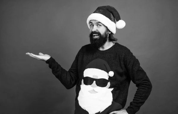 Glücklicher Bärtiger Mann Weihnachtsmann Kostüm Feiert Weihnachtsfest Und Freut Sich — Stockfoto