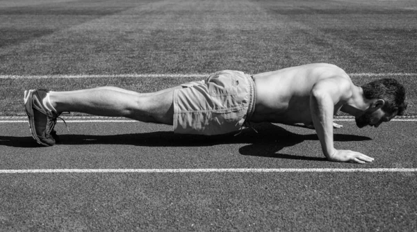 Атлетический Мускулистый Человек Делает Доску Открытом Воздухе Стадионе Ядро — стоковое фото