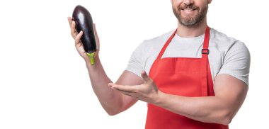 Önlüklü, patlıcan sebzeli, beyaz tenli bir adam..