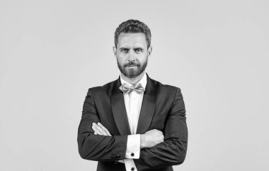 Smokinli ve başarılı bir adam papyonlu ellerini çapraz yaptı, damat..