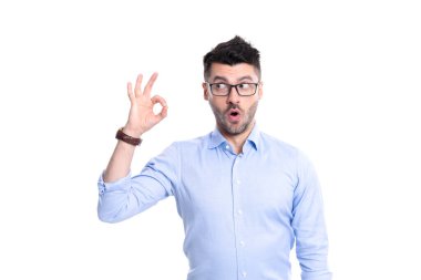 Şok olmuş iş adamının jesti. Yetişkin iş adamı iyi bir hareket gösteriyor. Beyaz arka planda izole edilmiş bir iş adamı. Stüdyoda iş adamı.