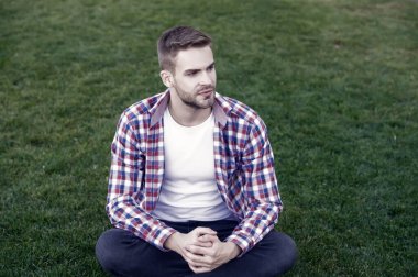 Yakışıklı adam yeşil çimlerin üzerinde oturuyor. Tıraşsız bir adam barışçıl bir ruh hali içinde. Geleceği düşünüyorum. Varoluşsal kriz. Öğrenci çayırda dinleniyor. Rüya gibi bir öğrenci. Dışarıdaki yakışıklı öğrenci alanı kopyalıyor..