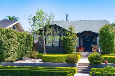 Mavi gökyüzündeki kulübe binası. Banliyö mimarisi. Banliyö evleri.