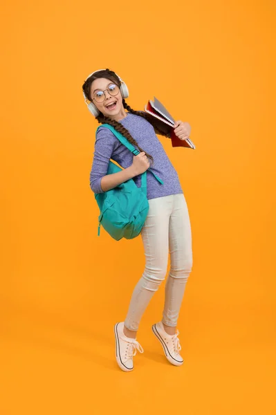 Νιώστε Την Πρόσκρουση Κανονική Μέρα Σχολείου Κομψό Μαθητριούλα Κορίτσι Κουβαλάει — Φωτογραφία Αρχείου