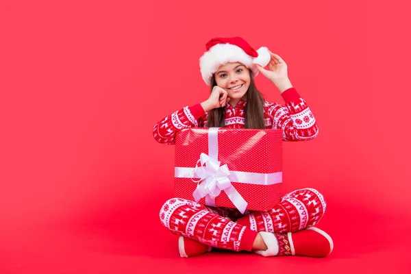 Neujahr Fröhliche Weihnachtsmann Teenie Mädchen Mit Neujahrsgeschenk Sitzen Mit Kopierraum — Stockfoto