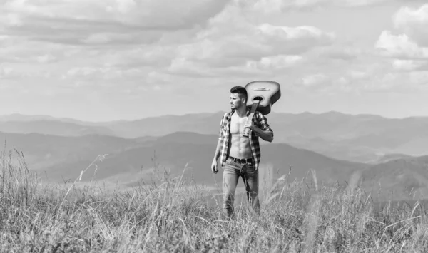 Alleine Fuß Mann Mit Gitarre Auf Dem Gipfel Des Berges — Stockfoto