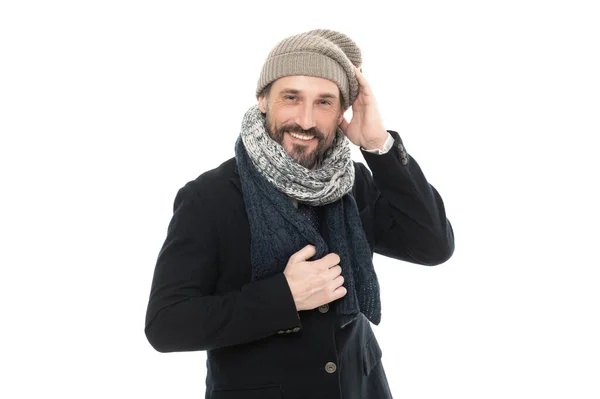 겨울에 남자를 웃는다 남자들은 배경에 입는다 모자를 남자의 스튜디오 남자의 — 스톡 사진