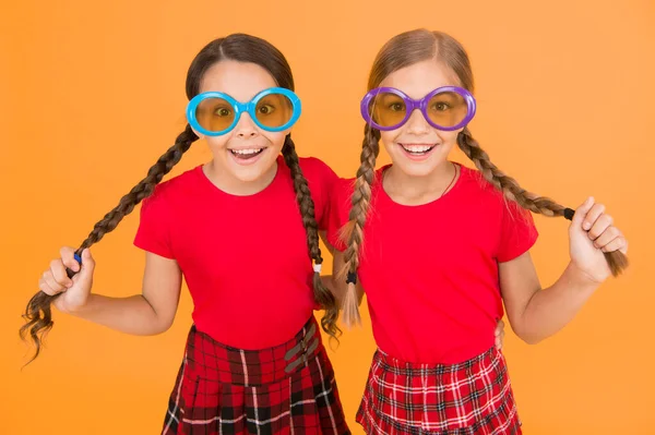 Καλοκαιρινό Αξεσουάρ Κορίτσια Χαριτωμένο Αδελφές Παρόμοια Ρούχα Φορούν Πολύχρωμα Γυαλιά — Φωτογραφία Αρχείου