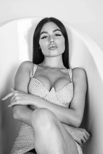 Mujer Sexy Con Pelo Largo Maquillaje Relajarse Bañera Relajarse —  Fotos de Stock