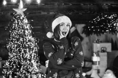 Mutlu kız Noel dekorasyonu geçmişi. Kadınlar Noel Baba şapkası takıp Noel 'i kutlarlar. İndirim ve son dakika indirimi. Tatil alışverişi. Yeni yılla tanışmaya hazır. Mutlu Noeller ve mutlu yıllar..