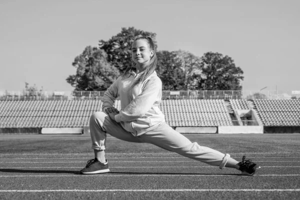 Atletik Kız Çocuğu Spor Dersleri Sırasında Atletizm Beden Eğitimi — Stok fotoğraf