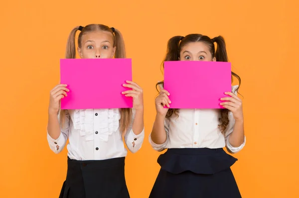 Schulfreundschaft Mädchen Schuluniform Halten Plakate Hoch Schülerinnen Zeigen Plakate Sozialplakate — Stockfoto