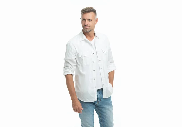 カリスマ的なグリズリー男のスタイル グリズルの男のスタジオショット 成熟したグリズルの男は白地に隔離された 白いシャツを着たグリズルの男 — ストック写真
