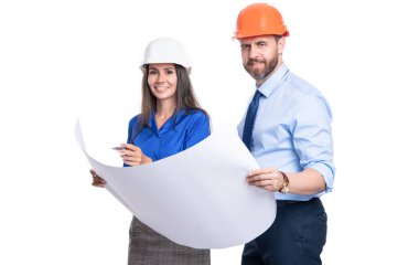 İş projeli iş adamları beyazlar üzerinde izole edilmiş. İş adamlarının iş projesi stüdyoda. Kask taşıma projesindeki iş adamları. İş adamları mimar iş projesine bakıyor