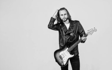 Deri ceketle elektro gitar çalan sakallı rock müzisyeni, fotokopi odası, gitarist..