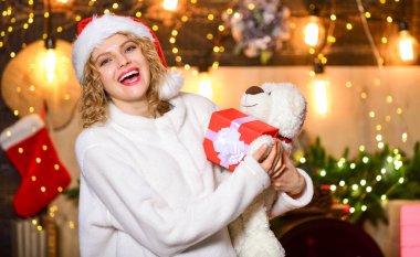 İlginç bir aktivite planlayın. Noel 'den önce yapılacak işler. Yeni yıl arifesini nerede geçireceğini planla. Annelerin Noel rutini. Kadın oyuncak ayı ve hediye Noel süslemeleri..