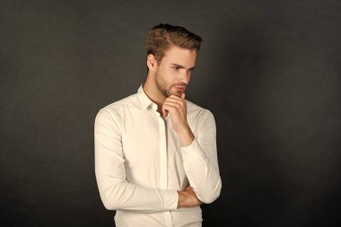 Siyah arka planda beyaz gömlekli genç adam, moda..