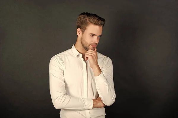 Ung Man Vit Skjorta Svart Bakgrund Mode — Stockfoto