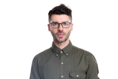 Yetişkin menajer suratı. Beyaz arka planda izole edilmiş bir adam portresi. Stüdyoda yönetici portresi. gözlüklü yönetici.