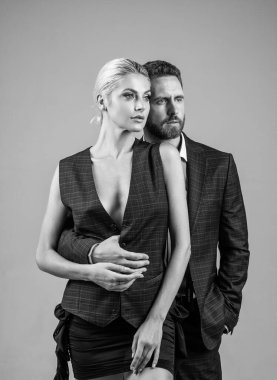Resmi moda. Güven. Zarif resmi çift kucaklaşması. Birbirine aşık çiftler. İş adamı sarılması seksi bayan. Yakışıklı erkek ve kadının romantik ilişkileri var. ortaklık ve ilişki.