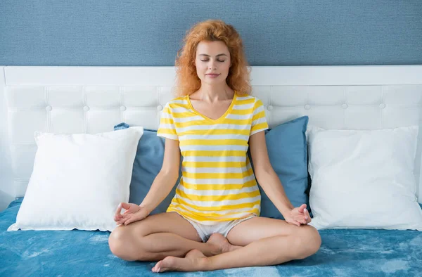 Chica Tranquila Meditando Cama Meditación Mujer Meditativa Haciendo Gesto Mudra — Foto de Stock