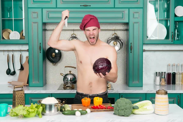 Rozhněvaný Muž Kuchař Sexy Trupu Píchnout Nožem Fialové Zelí Kuchyni — Stock fotografie