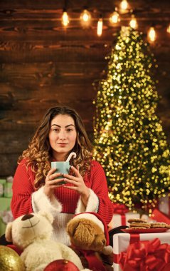 Mutlu yıllar. Kadınlar rahat atmosferden hoşlanırlar. Evi dekore et. Xmas ruhu. Kış indirimi. Tatili kutlayalım. Tatil geleneği. Noel Baba yakınlarda. Noel ağacındaki mutlu kız. Aile bayramı kutlaması.