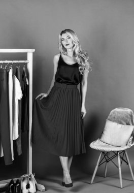 Moda butiği ve gardıropta kıyafet seçen zarif bir kadın..