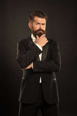 Siyah arka planda smokin giyen vahşi beyefendi, erkek giyim kuşamı..