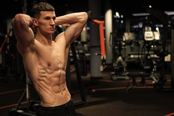 Homem Musculoso Segurando Braços Atrás Pescoço Flexionando Abdominais Seis Maços — Fotografia de Stock