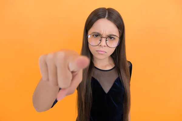 Ernstes Teenie Mädchen Mit Brille Wegen Schlechter Sehkraft Und Zeigefinger — Stockfoto