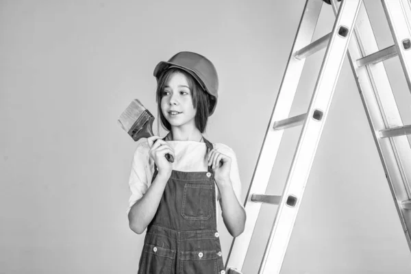 Bau Und Bau Kinderarchitekturarbeiterin Ingenieur Verwenden Malpinsel Arbeiterkinder Tragen Schutzkleidung — Stockfoto