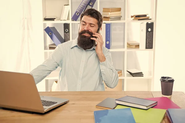 Щасливий Чоловік Говорить Мобільному Телефоні Працюючи Ноутбуці Офісі — стокове фото