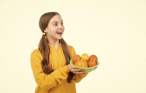 Ευτυχισμένη Έφηβη Πιάτο Εσπεριδοειδών Βιταμίνη Και Δίαιτα Παιδί Τρώει Υγιεινά — Φωτογραφία Αρχείου