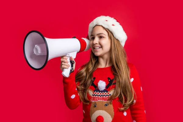 Noel Baba Şapkalı Neşeli Genç Kız Hoparlörü Tutuyor Genç Kız — Stok fotoğraf