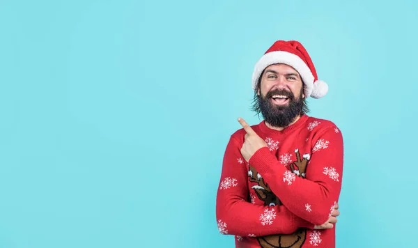 Sezónní Vánoční Prodej Vousatý Dospělý Muž Nosí Pletený Svetr Ukazující — Stock fotografie