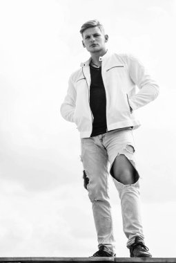 Beyaz şehir kıyafetleri içinde kendine güveni olan genç bir adam açık havada, moda..